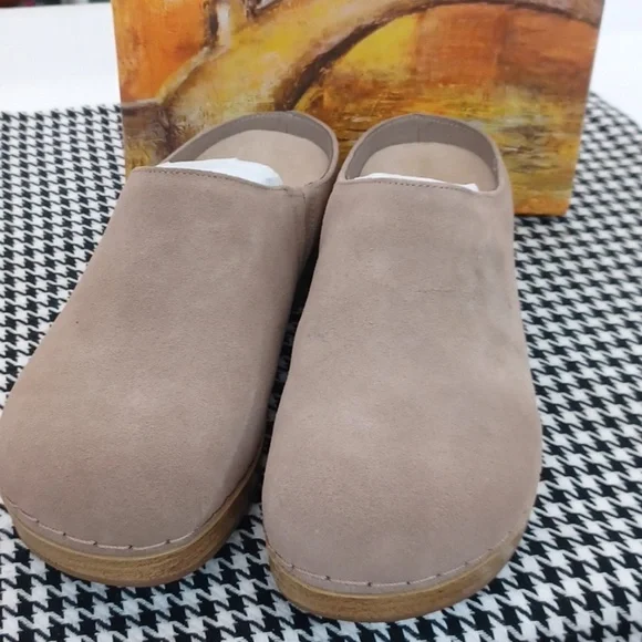 Bella Vita Motto Almond Suede Leather Clogs 6WW - NIB - Picture 4 of 10